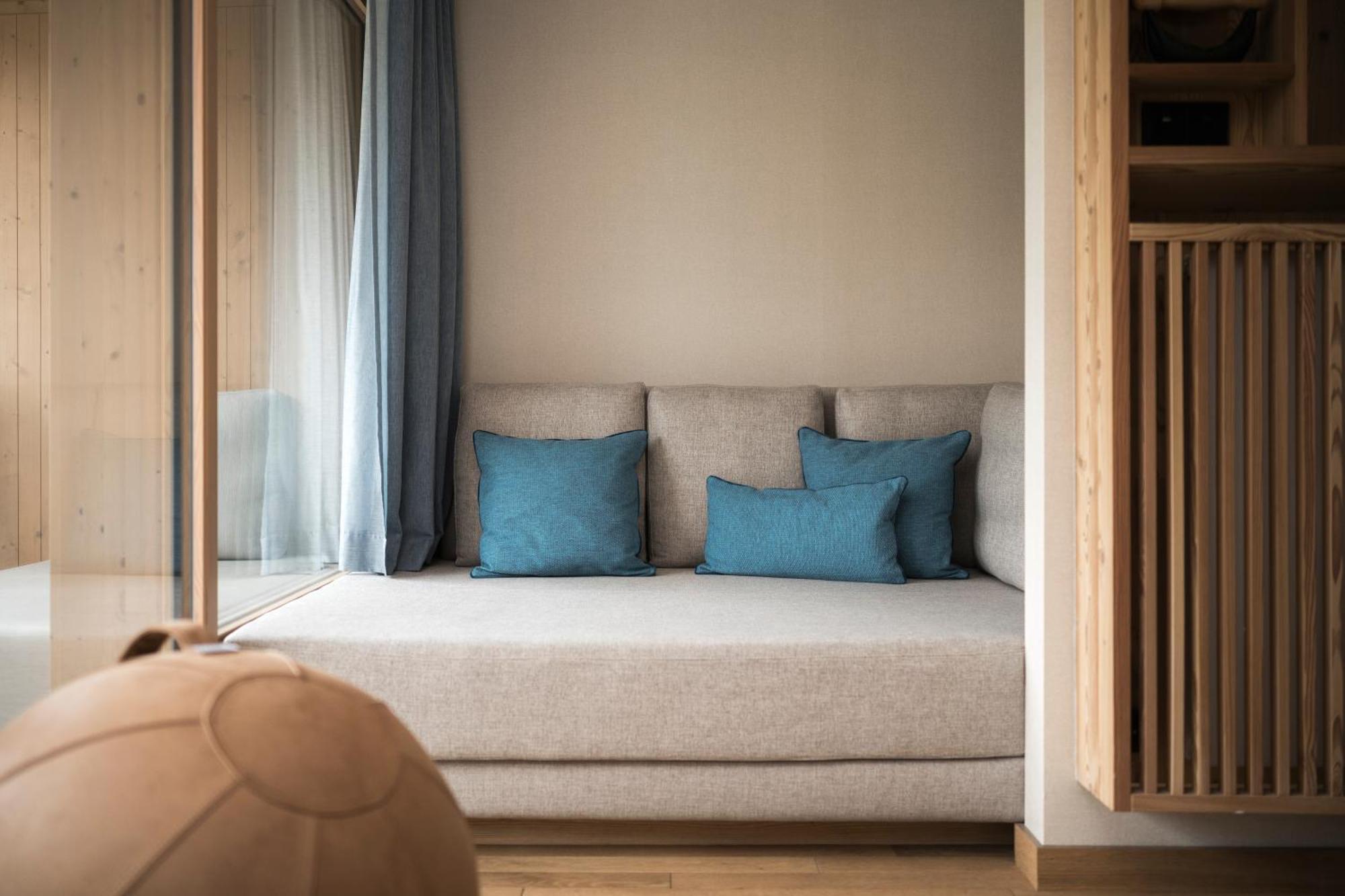 Falkensteiner Hotel Kronplatz - The Leading Hotels Of The World (Adults Only) 리스코네 객실 사진 A sofa bed