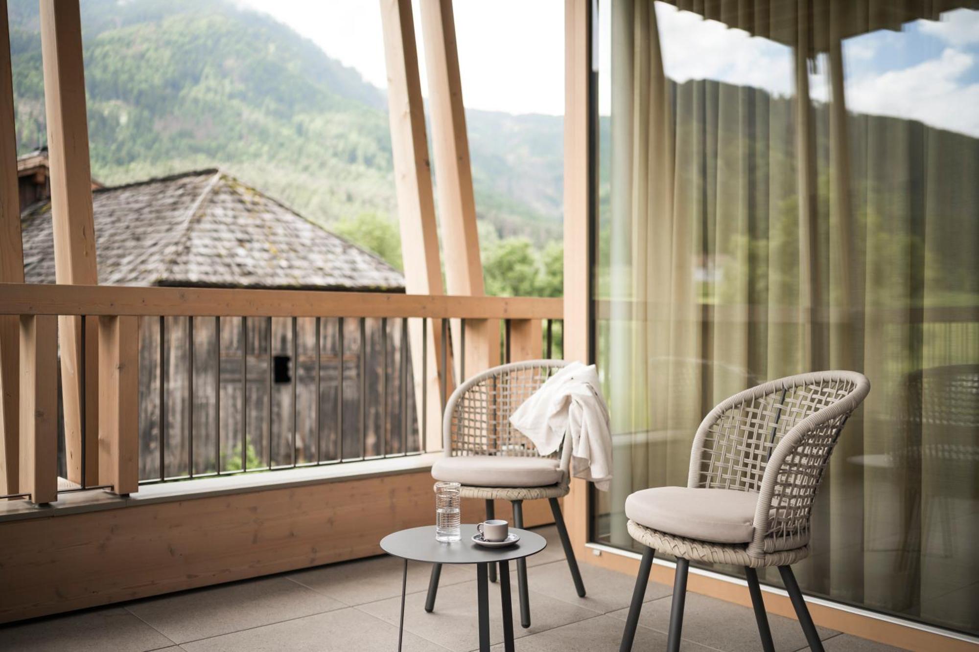 Falkensteiner Hotel Kronplatz - The Leading Hotels Of The World (Adults Only) 리스코네 객실 사진 A balcony at the Hotel