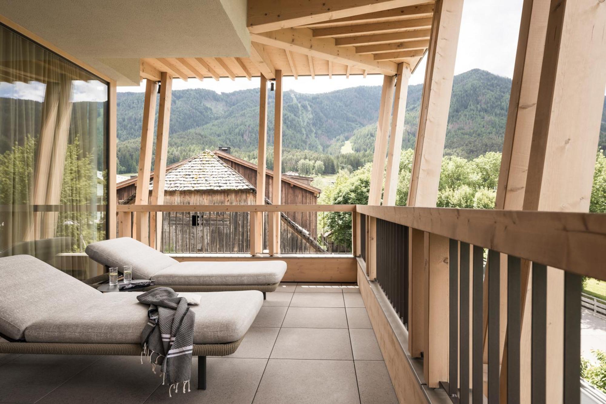 Falkensteiner Hotel Kronplatz - The Leading Hotels Of The World (Adults Only) 리스코네 외부 사진 The balcony of a suite