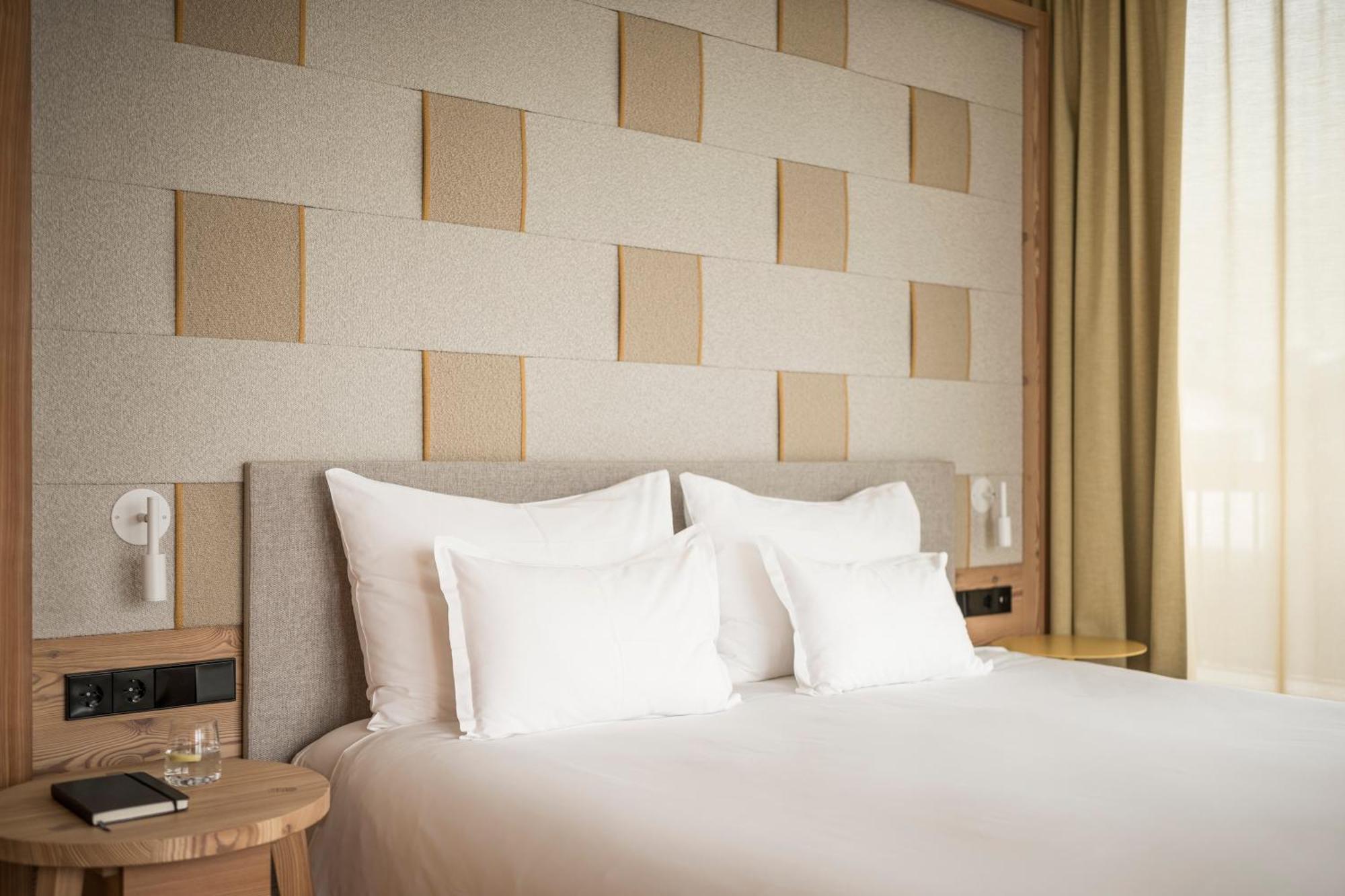 Falkensteiner Hotel Kronplatz - The Leading Hotels Of The World (Adults Only) 리스코네 외부 사진 A bedroom at the hotel